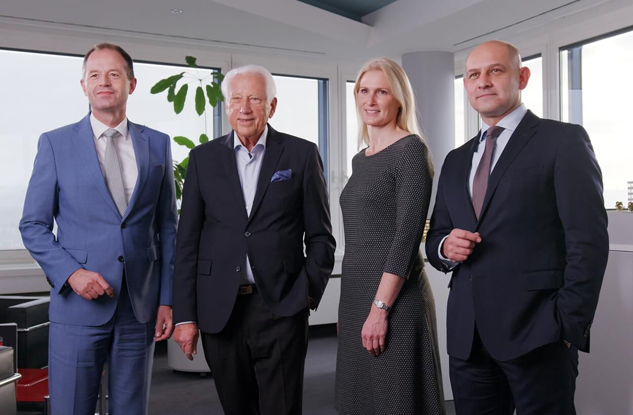 v. l. n. Ralf Trefz (Vorstand), Horst Bülow (Gründer †), Ina Schediwy (Prokuristin), Selcuk Ulu (Vorstandsvorsitzender)
